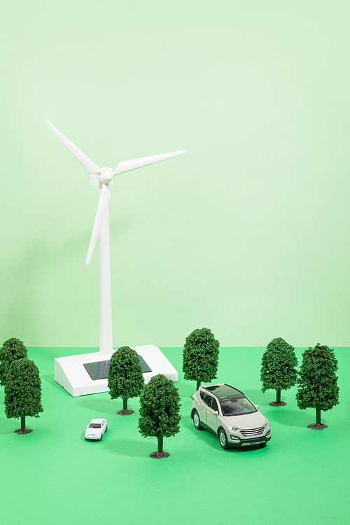 환경보호_자동차 모형과 풍력발전 모형 사진