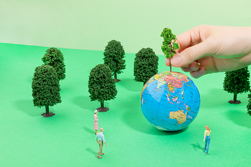 환경보호_지구본과 사람,나무 모형 사진