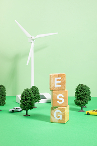 환경보호_ESG 나무박스와 풍력발전 나무,자동차 모형 사진