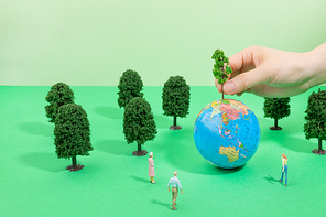 환경보호_지구본과 사람,나무 모형 사진