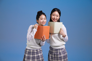 요즘애들_책 들고 있는 학생들 사진 이미지