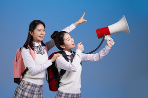 요즘애들_확성기 들고 있는 학생들 사진 이미지