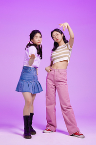 요즘애들_자신감 있는 포즈하고 있는 학생들 사진 이미지