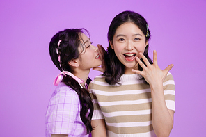 요즘애들_귓속말 하는 학생들 사진 이미지