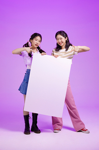 요즘애들_패널 들고 손동작 하고 있는 학생들 사진 이미지