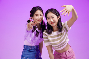 요즘애들_자신감 있는 포즈하고 있는 학생들 사진 이미지