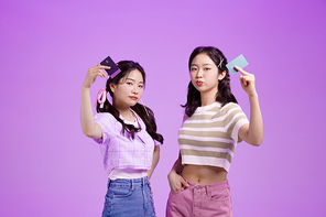 요즘애들_카드 들고 있는 학생들 사진 이미지