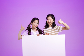 요즘애들_패널 들고 손동작 하고 있는 학생들 사진 이미지