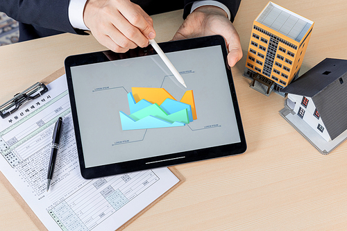 부동산핸즈_태블릿pc로 계약 설명하는 공인중개사 핸즈 사진 이미지
