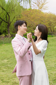 봄커플 스몰웨딩_춤추는 사진 이미지