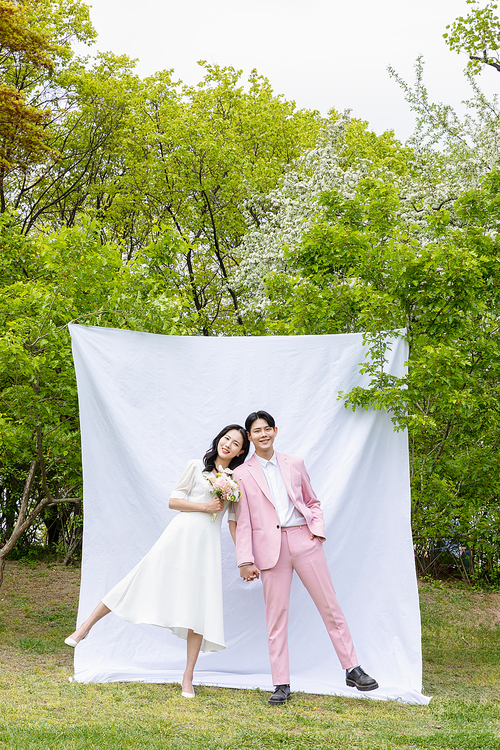 봄커플 스몰웨딩_흰색 배경천에 서있는 커플 사진 이미지