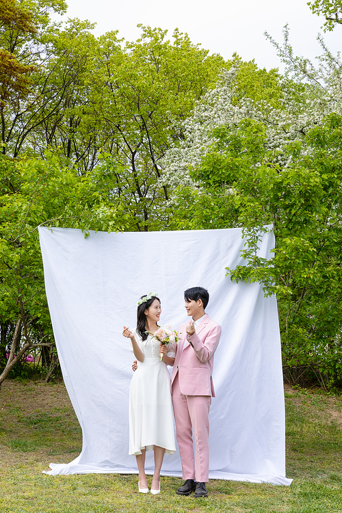 봄커플 스몰웨딩_흰색 배경천에 서있는 커플 사진 이미지