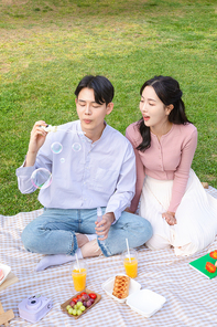 커플피크닉_비눗방울 놀이하는 커플 사진 이미지
