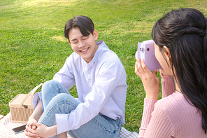 커플피크닉_즉석사진 촬영하는 커플 사진 이미지