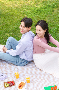커플피크닉_등기대 앉아있는 커플 사진 이미지