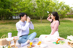 커플피크닉_즉석사진 촬영하는 커플 사진 이미지