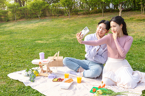 커플피크닉_셀카 촬영하는 커플 사진 이미지