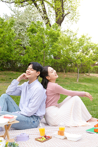 커플피크닉_공원에서 피크닉중인 커플 사진 이미지