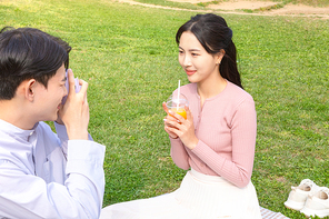 커플피크닉_즉석사진 촬영하는 커플 사진 이미지