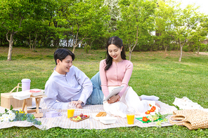 커플피크닉_타블렛 영상보는 커플 사진 이미지