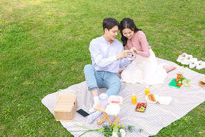 커플피크닉_즉석사진 촬영하는 커플 사진 이미지