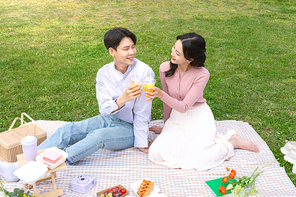 커플피크닉_음료수 마시는 커플 사진 이미지