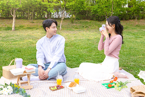 커플피크닉_즉석사진 촬영하는 커플 사진 이미지