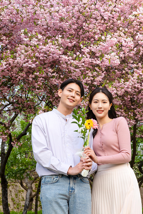 봄커플_꽃들고 있는 커플 사진 이미지