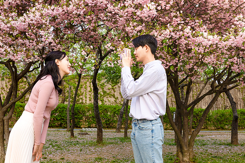 봄커플_꽃들고 있는 커플 사진 이미지