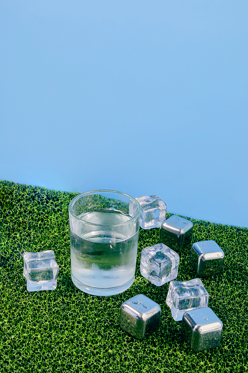 아이스_물컵과 얼음 사진 이미지