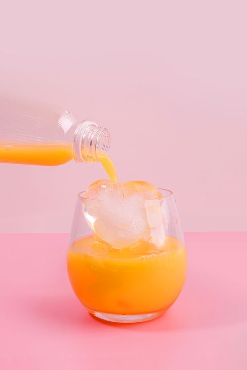 아이스_하트모양 얼음과 오렌지 주스