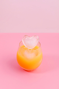 아이스_하트모양 얼음과 오렌지 주스
