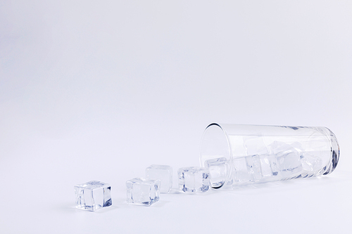 아이스_물컵과 얼음 사진 이미지