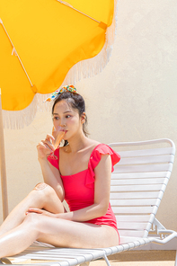 바캉스_선베드에 앉아 휴식 취하는 사진 이미지