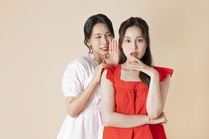 바캉스 여행_귓속말 하는 사진 이미지