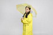 어린이_우비입고 우산쓰고 있는 사진 이미지