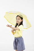 어린이_우산쓰고 손 뻗고 있는 사진 이미지