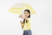 어린이_우산쓰고 손 뻗고 있는 사진 이미지