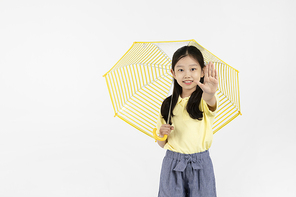 어린이_우산쓰고 멈춰 손동작 하고 있는 사진 이미지