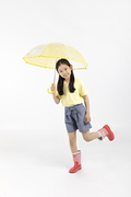 어린이_장화신고 우산 들고 있는 사진 이미지