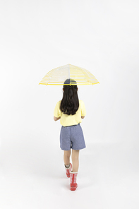 어린이_장화신고 우산 들고 있는 뒷모습 사진 이미지