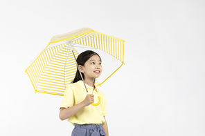 어린이_우산들고 멀리 쳐다보는 사진 이미지