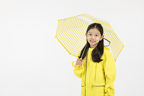 어린이_우비입고 우산쓰고 있는 사진 이미지