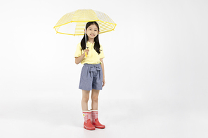 어린이_장화신고 우산 쓰고 있는 사진 이미지