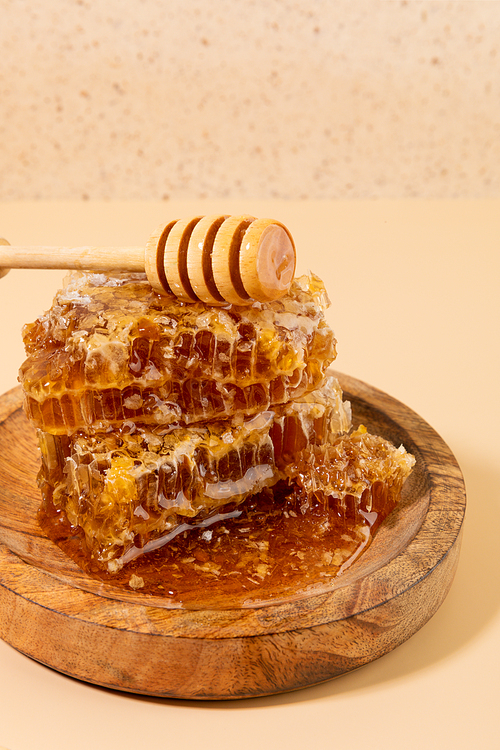 꿀_나무그릇에 담긴 벌집꿀과 허니디퍼 사진 이미지