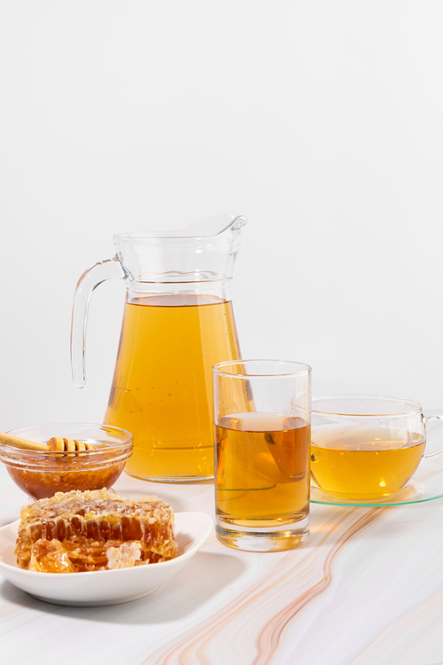 꿀_유리컵에 담긴 꿀물과 벌집꿀 사진 이미지