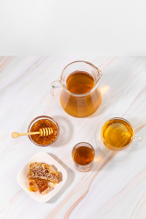 꿀_유리컵에 담긴 꿀물과 벌집꿀 사진 이미지
