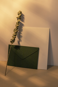 명절 선물상자_보자기에 싸인 상자와 돈 봉투를 가지런히 올려놓은 정면 이미지 사진