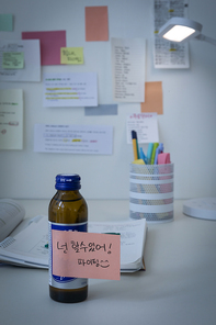 스터디_응원메모지가 붙어 있는 피로회복제 사진 이미지