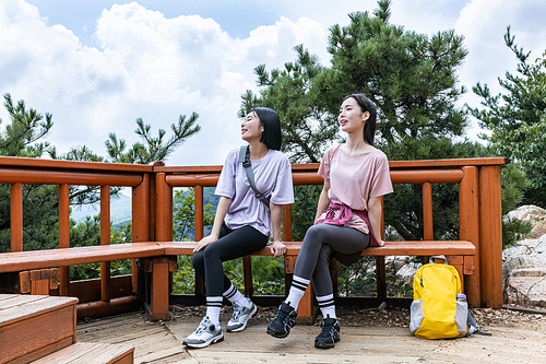 등산과플로깅_풍경 바라보는 사진 이미지